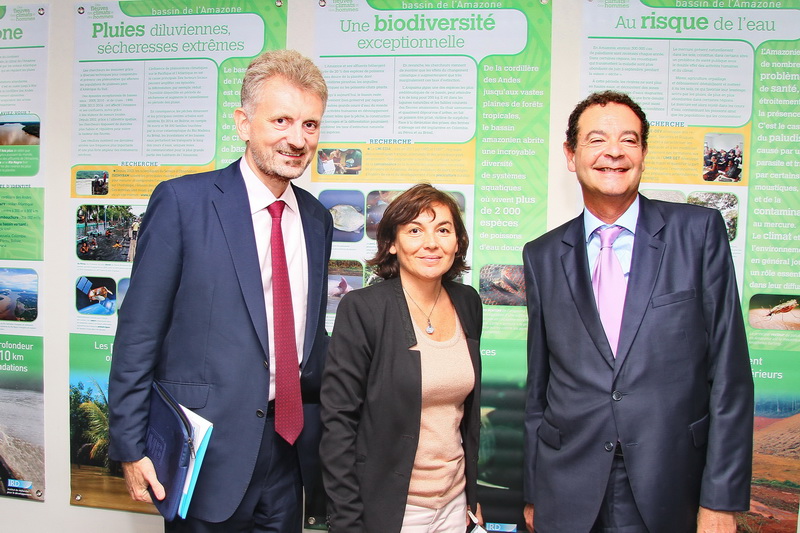 La secrétaire d'Etat Annick Girardin entourée de Jean-Marc Chataigner, DG délégué de l'IRD et Jean-Paul Moatti , PDG de l'IRD (Photo Robert Poulain)