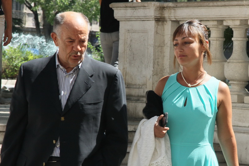 Sabrina Hout et son avocat Me Alain Lot au sortir du Tribunal (Photo Robert Poulain)