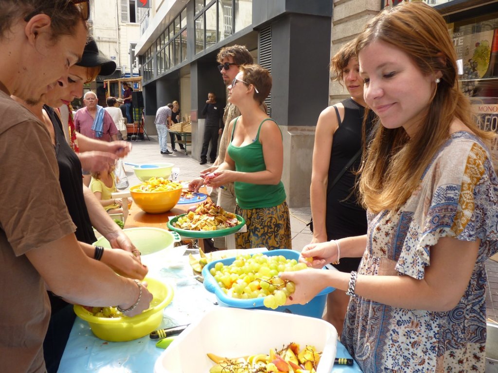 La préparation d’une salade géante aux côtés du collectif Disco Soupe (Photo P.M.-C.)