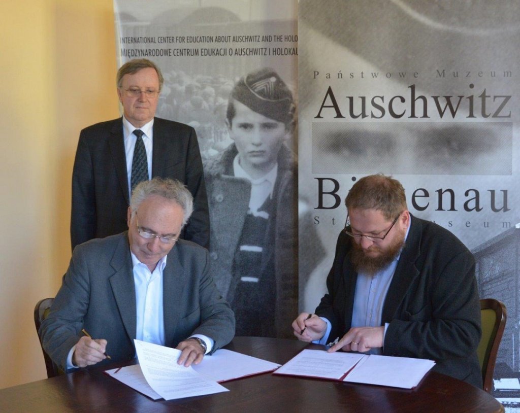 Signature d'une convention entre Piotr Cywinsky et Alain Chouraqui et en présence de Thierry Guichoux, Consul Général de France à Cracovie (Photo O.B.)