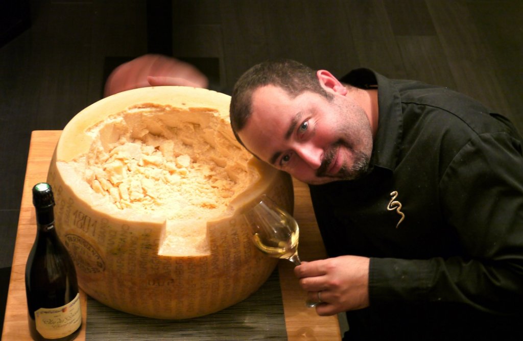 En chouchoutant sa meule de Parmesan millésime 2013, Olivier Scola se délecte déjà des accords mets-champagne qu’il a élaboré pour la soirée du 22 octobre (Photo M.E.)