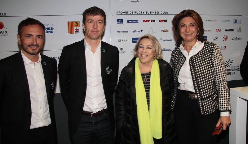 Martine Vassal, présidente du Conseil départemental 13, ici à la mi-temps avec la maire d'Aix-en-Provence, Maryse Joissains, président de la CPA et les dirigeants de Provence Rugby Denis Philipon et Christophe Serna (Photo Robert Poulain)