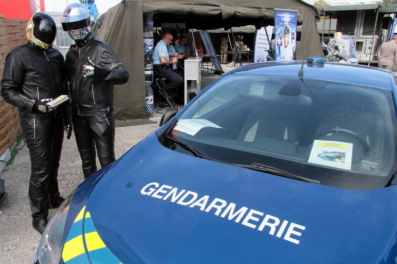 Daft Punk très intéressés par la Gendarmerie (Photo Robert Poulain)