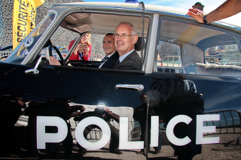Le préfet de région Stéphane Bouillon et le préfet de police Laurent Nunez dans une superbe DS de police des années 60 (Photo Robert Poulain)