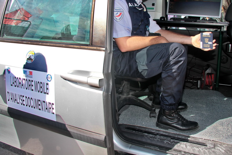 Le laboratoire mobile d'analyse documentaire (Photo Robert Poulain)