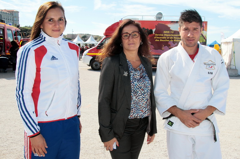 Christine Alejandro, Major dans la Police Nationale est entourée des sportifs Erika Guerrier (boxe) et Grégory Spitz ( judo) (Photo Robert Poulain)