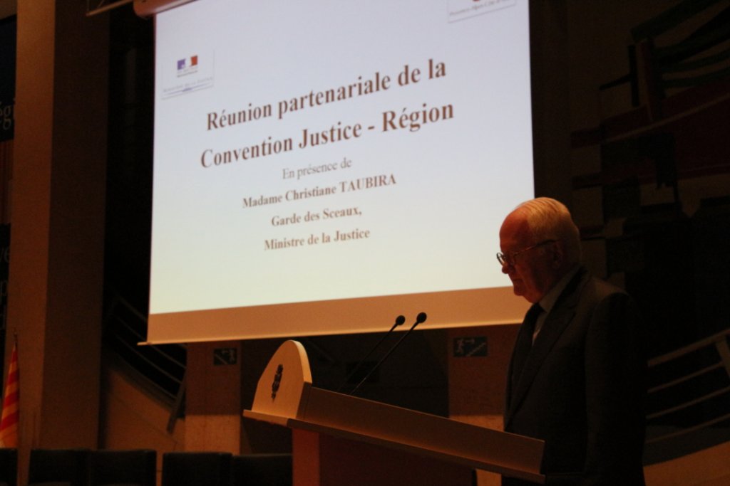 Michel Vauzelle le président de la région Paca a observé une minute de silence en hommage aux victimes des Alpes-Maritimes (Photo Philippe Maillé)