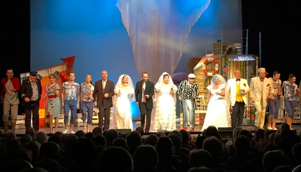 La joyeuse troupe réunie au moment des saluts pour chanter la beauté de notre Canebière en chœur avec le public (Photo M.E.)