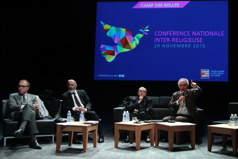 L'islamologue Ghaleb Bencheik, Reouven Ohana, le grand rabbin de Marseille, le cardinal Barbarin, archevêque de Lyon et Alain Chouraqui, président de fondation du Camp des Milles lors de la table ronde organisée dans le cadre de la Conférence nationale interreligieuse (Photo Robert Poulain)