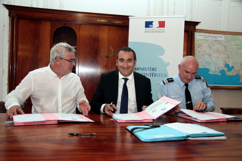 Serge Mistral, président de la FDSEA  et le colonel Frédéric Boudier, commandant le groupement de gendarmerie ont signé en présence de Laurent Nuñez, préfet de police, une convention visant à renforcer la sécurité des exploitations agricoles (Robert Poulain) Serge Mistral, président de la FDSEA  et le colonel Frédéric Boudier, commandant le groupement de gendarmerie ont signé en présence de Laurent Nuñez, préfet de police, une convention visant à renforcer la sécurité des exploitations agricoles (Robert Poulain)