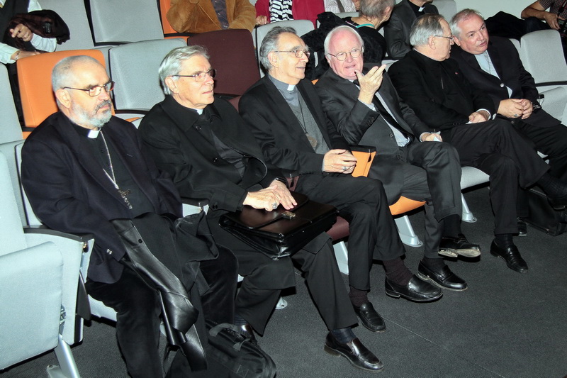 De nombreux évêques autour de Mgr Pontier et Michel Vauzelle ont participé à la présentation de l'ouvrage 