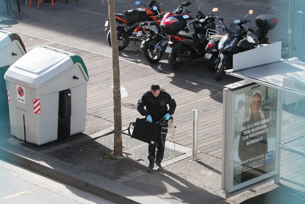 Le démineur vient d'achever les contrôles (Photo Robert Poulain)