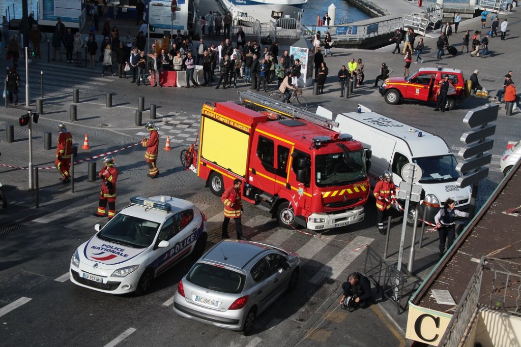 Il est un peu plus de 11h30 quand le Cours Jean-Ballard à proximité du Vieux-Port  a été bouclé (Photo Robert Poulain)