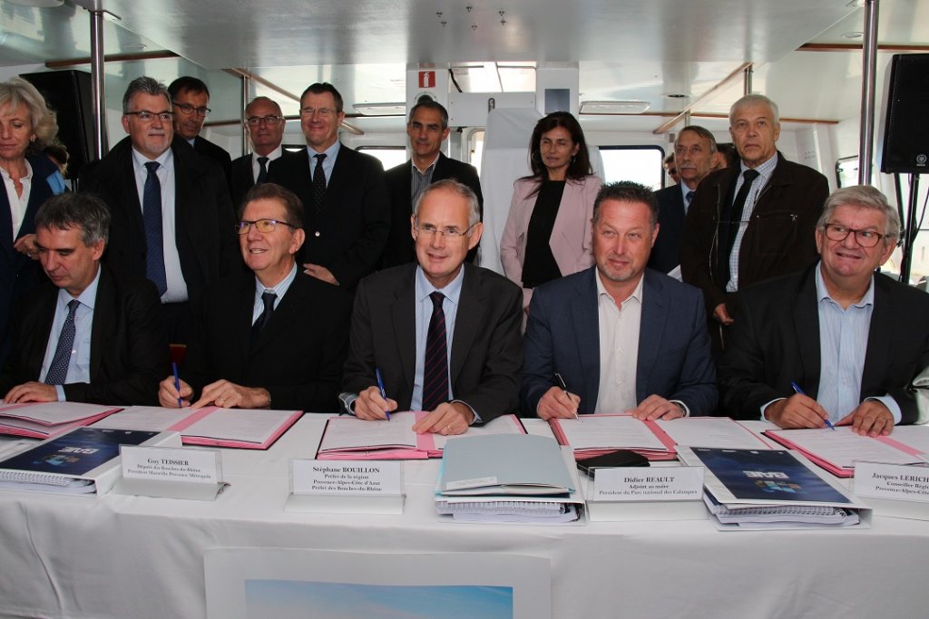 Le contrat de Baie a été officialisé par une signature des partenaires en présence des principaux acteurs à bord du Green calanques, bateau amarré dans la petite darse du J4 à Marseille (Photo Philippe Maillé)