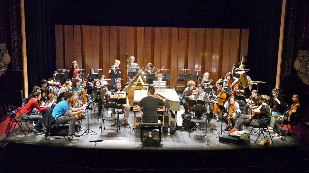 L’orchestre pendant les répétitions sur la scène du théâtre du Jeu de Paume (Photo M.E.)