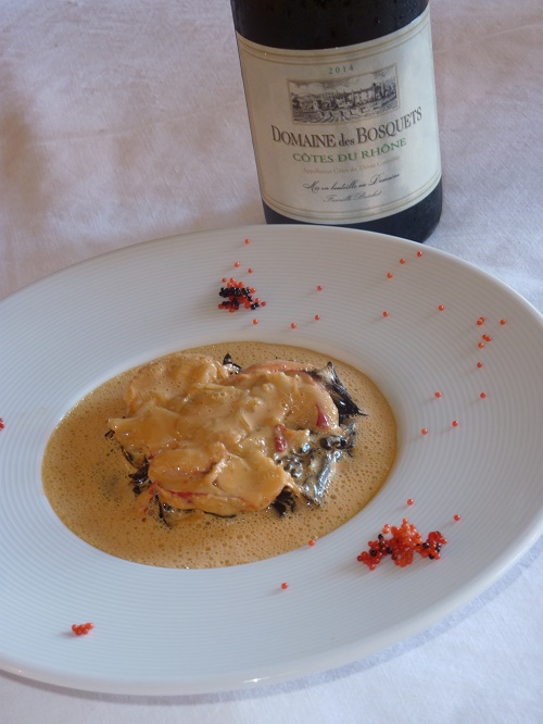 Le cappuccino de homard bleu et le blanc du Domaine des Bosquet : accord gagnant pour l’acte 1 des rencontres gourmandes. (Photo M.E.)