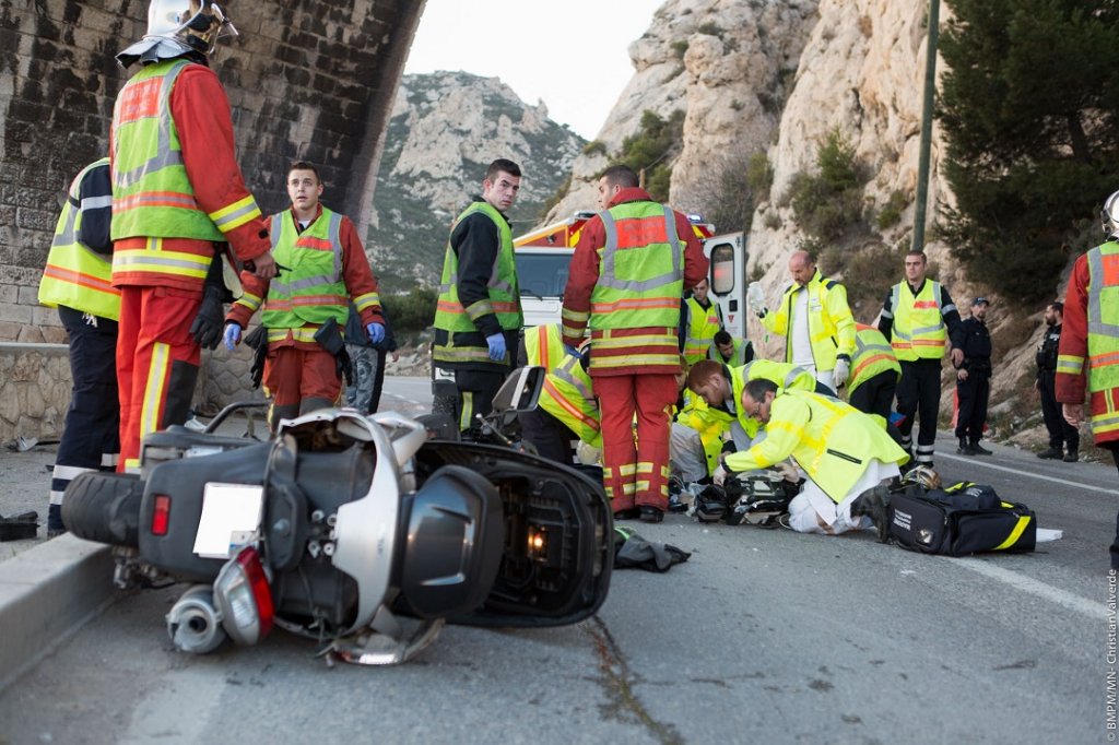 un accident mortel survenu cet après-midi, dans le 16e arrondissement (quartier Les Riaux) à Marseille. Intervention des marins-pompiers et équipes médicales du BMPM et du SAMU (Photo BMPM-MN Christian Valverde)