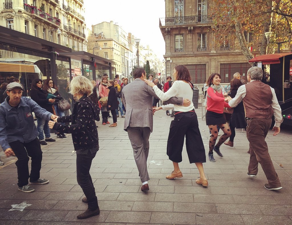 Ca swing  le Lyndyhop place de Rome... (Photo J.H.)