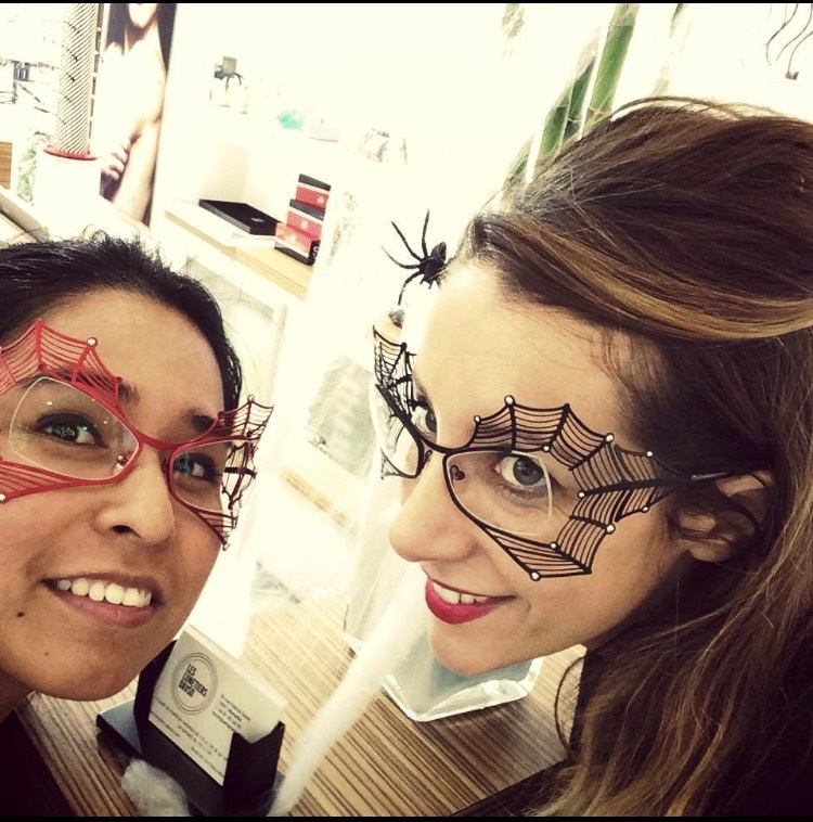 La directrice de la boutique, Celine (à droite) avec un Modéle créé cette année pour Halloween ... (Photo L.L.D.)