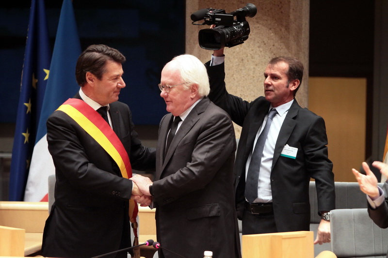 Michel Vauzelle, son prédécesseur (PS) lui remet son écharpe rouge et jaune de Président (Photo Robert Poulain)