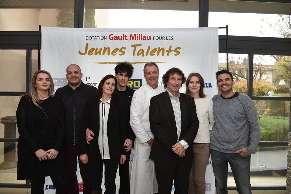 Au cours de la remise des dotations jeunes talents, de gauche à droite : Maggy Aubois et Mathias Pérès, Nina Montchovet et Olivier Streiff, Patrick Henriroux (La Pyramide), Marc Esquerré (Gault&Millau), Sophie et Sébastien Bickel (Photo Alain Prat - ACP Photos)