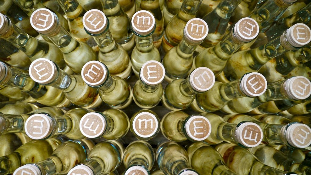 Les flacons de Poire Williams sont prêts pour recevoir les étiquettes et les capsules… (Photo M.E.)