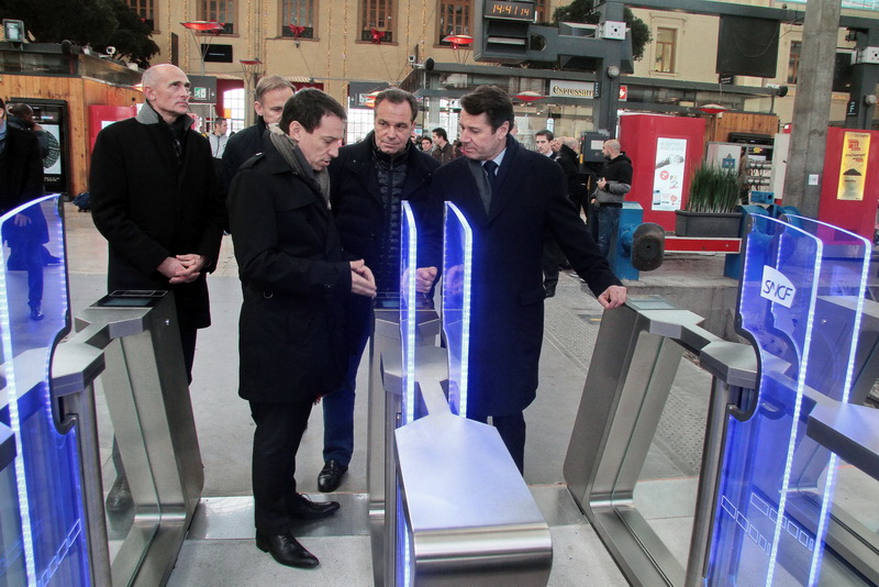 Le nouveau patron de la région, Christian Estrosi (LR) et son premier vice-président, Renaud Muselier (LR) ont suivi les explications de Philippe Bru, le directeur régional de la SNCF sur le fonctionnement des portiques anti-fraude (Photo Robert Poulain)