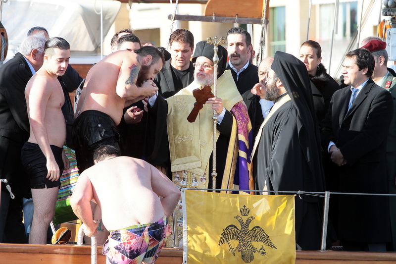 La Croix repêchée par quatre hommes a été remise à la communauté chrétienne orthodoxe (Photo Robert Poulain)