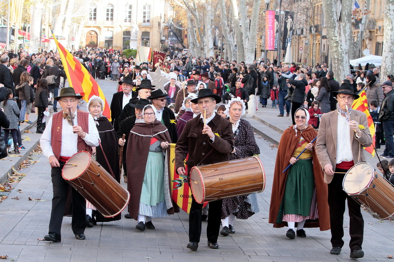 Un public nombreux a suivi le cortège (Photo Robert Poulain)