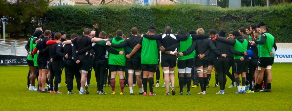 Sur le pré, le groupe élargi de Provence Rugby à l’écoute de son nouveau coach. Cohésion et attention (Photo M.E.)