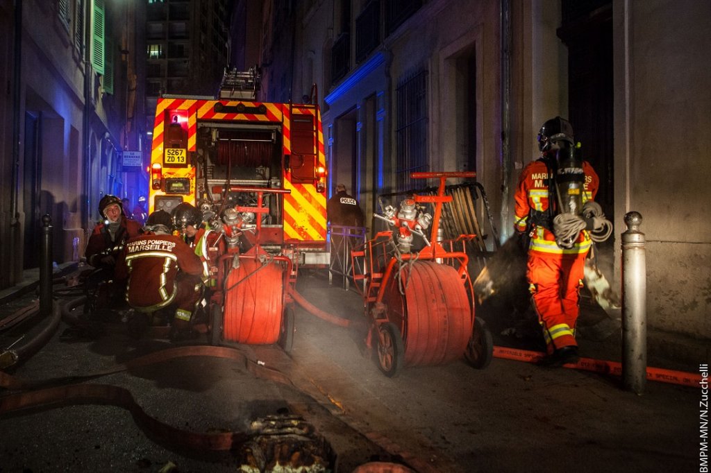 Cette incendie a nécessité l'intervention de 15 véhicules et 45 marins-pompiers (Crédit photo : BMPM/ SM Zucchelli)
