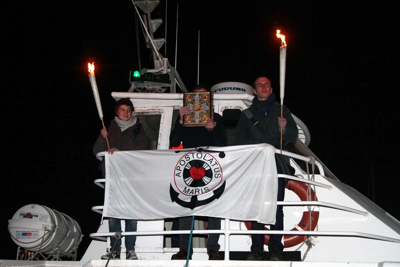 L'arrivée de l'Evangile par la mer apporté par les étudiants de la Marine Marchande (Photo Robert Poulain) L'arrivée de l'Evangile par la mer apporté par les étudiants de la Marine Marchande (Photo Robert Poulain)