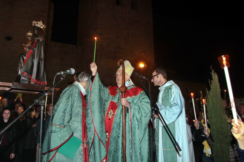 la bénédiction de la ville et des cierges par Mgr Pontier (Photo Robert Poulain) la bénédiction de la ville et des cierges par Mgr Pontier (Photo Robert Poulain)