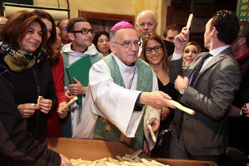 La bénédiction des navettes du Four éponyme par Mgr Pontier sous l'oeil bienveillant du père Alain ottonello curé de la Major, en présence de Mgr Aveline et comme chaque année d'élus toutes sensibilités confondues mais en l'absence du maire de Marseille, Jean-Claude Gaudin (Photo Robert Poulain) La bénédiction des navettes du Four éponyme par Mgr Pontier sous l'oeil bienveillant du père Alain ottonello curé de la Major, en présence de Mgr Aveline et comme chaque année d'élus toutes sensibilités confondues mais en l'absence du maire de Marseille, Jean-Claude Gaudin (Photo Robert Poulain)