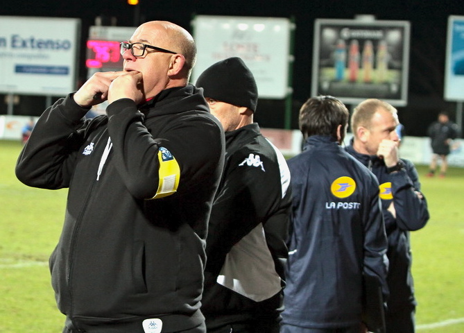Dans les dernières secondes du match face à Dax, Marc Delpoux a failli s’étrangler à force de siffler dans ses doigts pour faire passer les consignes. Rien n’y fera, hélas. (Photo Robert Poulain).