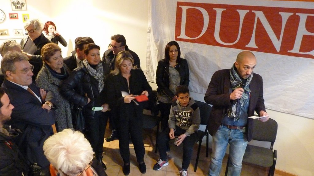 Brahim Termellil, le président de l’association Dunes entouré de nombreux élus, habitants, militants associatifs, etc. (Photo P.M.-C.)