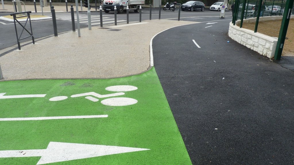 Une piste cyclable à double sens a été initiée sur 70 mètres à partir du rond-point. (Photo P.M.-C.)
