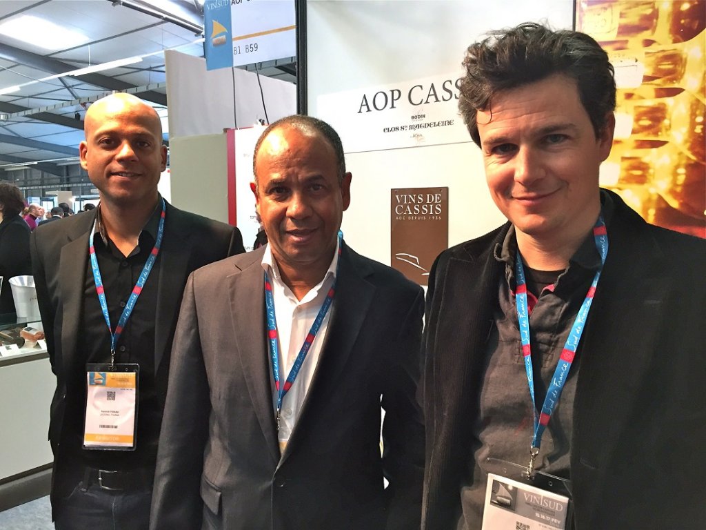 Yannick et JeanTigana en compagnie de Jonathan Sack-Zafiropulo (Photo M.E.)