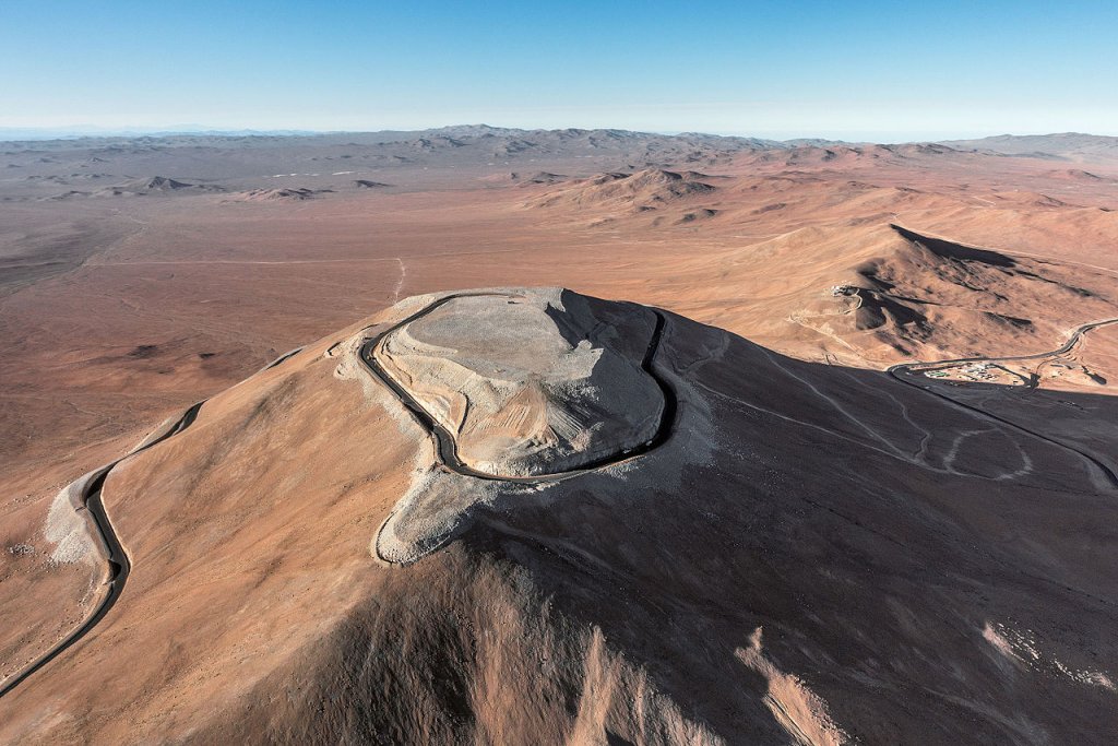 Image du Cerro Armazones au Chili, où sera installé le télescope de 39 m (E-ELT). On voit comment a été arasée une partie de la Montagne pour en assurer  l'accès et  son installation à 3 064 mètres d'altitude sur le mont Cerro Armagones, entre la Cordière des Andes et l'Océan Pacifique. (Photo ESO)