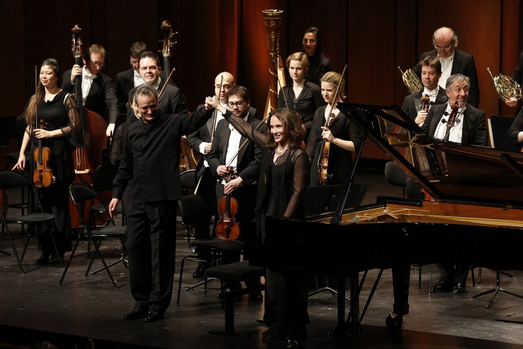 Devant les musiciens de la Camerata Salzburg, Louis Langrée et Hélène Grimaud aux saluts (Photo Caroline Doutre)
