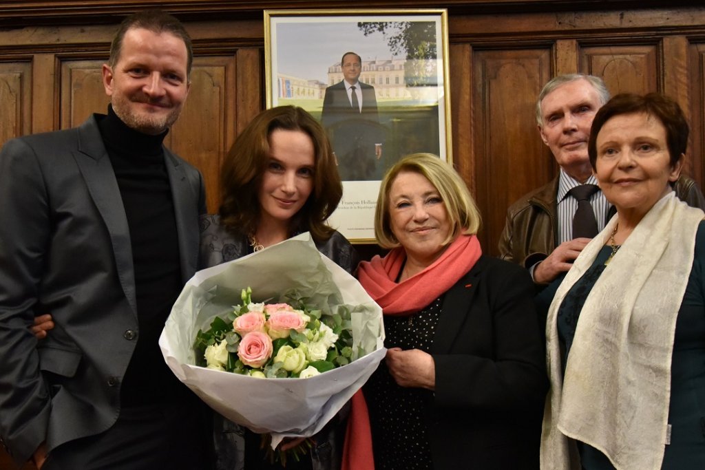 Hélène Grimaud entourée de Mat Hennek, son compagnon, de Maryse Joissains et de ses parents Josette et Claude Grimaud (Photo Jean-Claude Carbonne) Hélène Grimaud entourée de Mat Hennek, son compagnon, de Maryse Joissains et de ses parents Josette et Claude Grimaud (Photo Jean-Claude Carbonne)