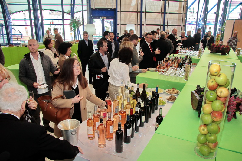 La dégustation des échantillons s’est déroulée dans une salle lumineuse permettant d’évaluer les beautés des robes des vins avant d’en évaluer les qualités gustatives (Photo Robert Poulain) La dégustation des échantillons s’est déroulée dans une salle lumineuse permettant d’évaluer les beautés des robes des vins avant d’en évaluer les qualités gustatives (Photo Robert Poulain)