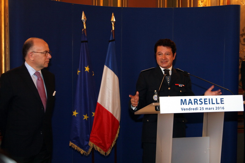 Le ministre de l'Intérieur  a rendu hommage Pierre-Marie Bourniquel, le directeur départemental de la sécurité publique des Bouches-du-Rhône lors de la cérémonie de départ à la retraite (Photo Robert Poulain)