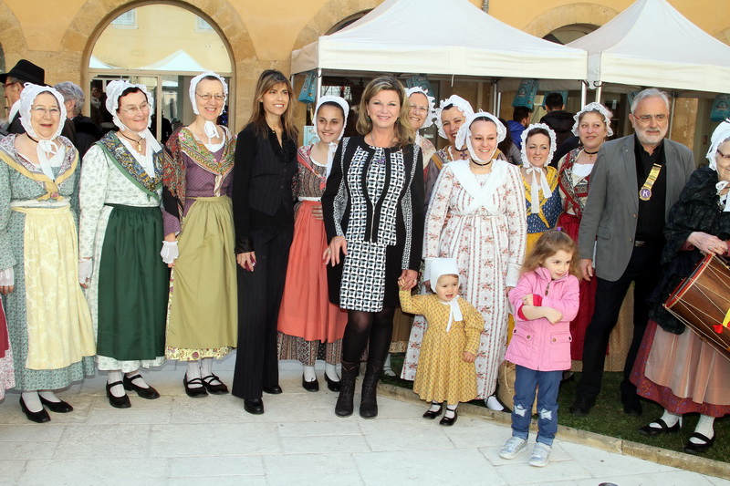 Inauguration du Salon du calisson et du chocolat dans la pure tradition provençale  en présence de la marraine Jeane manson (Photo Robert Poulain)