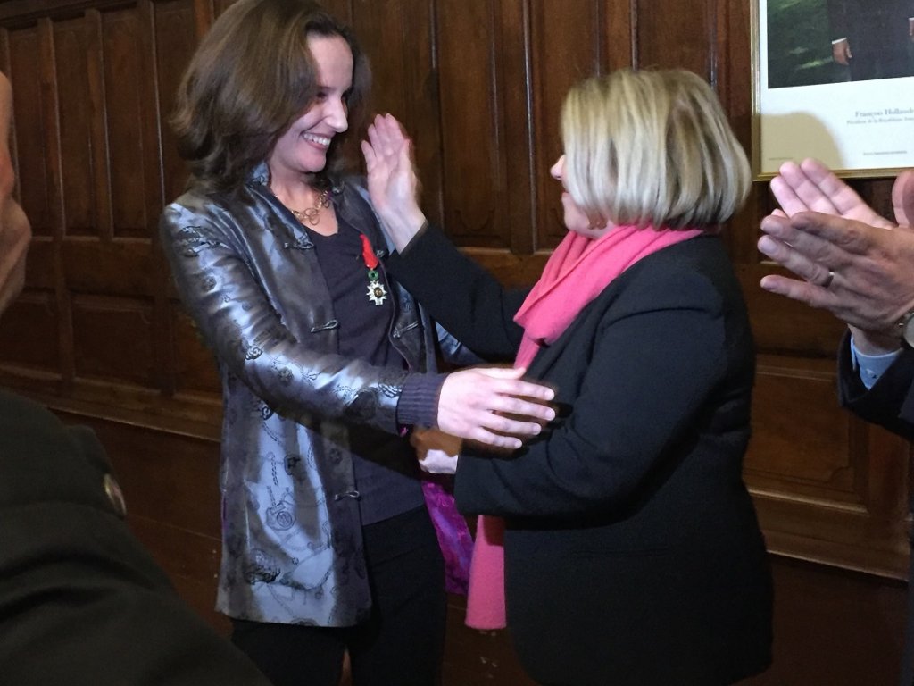 Maryse Joissains vient de remettre à la pianiste Hélène Grimaud les insignes de Chevalier de la légion d'honneur  (Photo Michel Egéa)