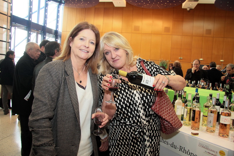 Le vin au féminin avec Anne Poniatowski Mas de la Dame, vignoble situé aux Baux-de-Provence (13) et Charlotte de Turckheim, marraine de cette édition 2016 (Photo Robert Poulain) Le vin au féminin avec Anne Poniatowski Mas de la Dame, vignoble situé aux Baux-de-Provence (13) et Charlotte de Turckheim, marraine de cette édition 2016 (Photo Robert Poulain)