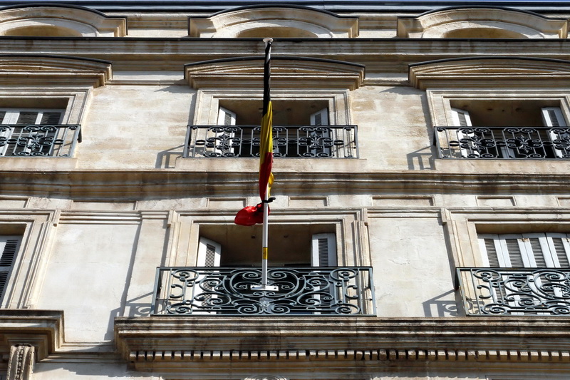 Drapeau en berne au Consulat du Royaume de Belgique à Marseille à la suite des attentats qui ont meurtri le pays (Photo Robert Poulain)