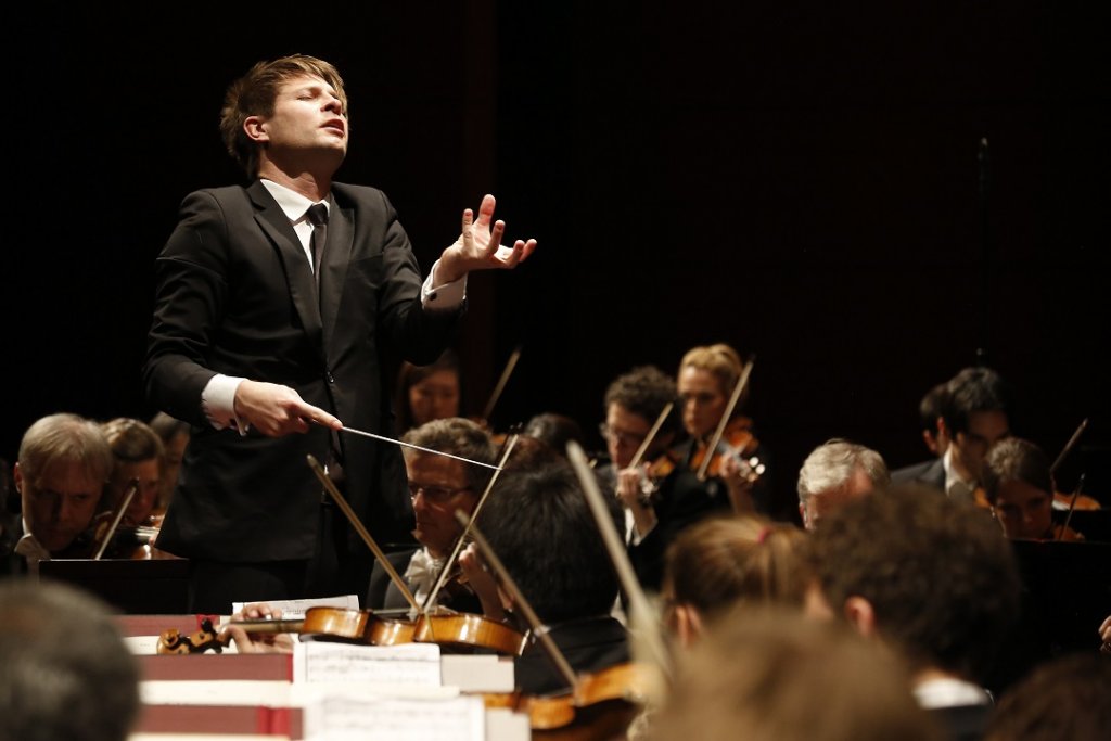 Toute la passion, tout l’investissement de Krzysztof Urbanski dans sa direction musicale transparaissent sur cette photo prise samedi soir au Grand Théâtre de Provence (Photo Caroline Doutre)