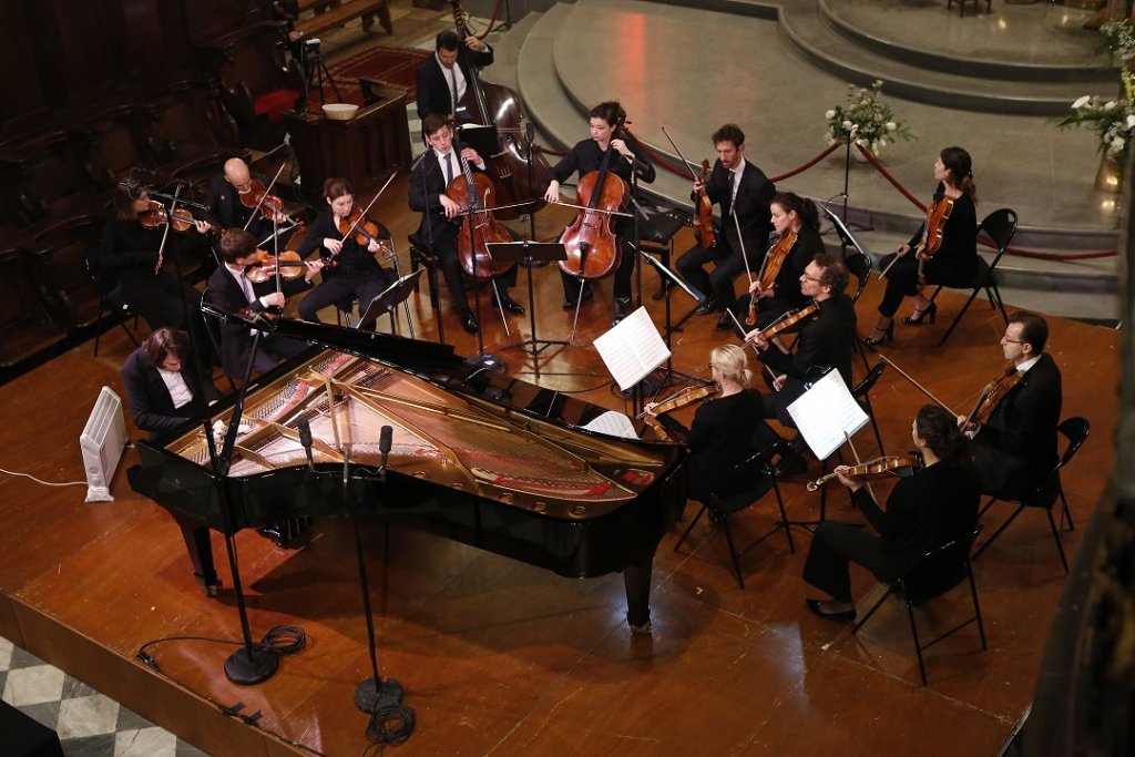 Dans le chœur de la Cathédrale Saint-Sauveur, les musiciens du Mahler Chamber orchestra et David Fray ont donné Bach (Photo Caroline Doutre)