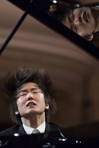 C’est le jeune prodige Seong-Jin Chon (21 ans) qui sera devant l’orchestre national de Lyon vendredi soir au Grand Théâtre de Provence (Photo Bartek Sadowski)